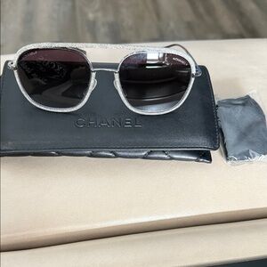 Chanel, Elegant Black Chanel sunglasses
